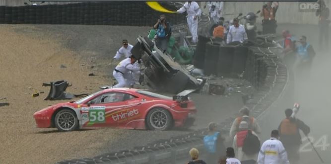 Audi R18 crashen hard op Le Mans