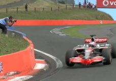 Jenson Button in McLaren F1 op Bathurst