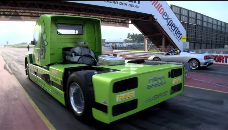 Dragrace Volvo Truck vs Ferrari 360 Spider