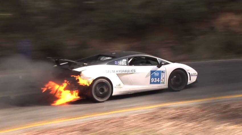 Lamborghini Gallardo in brand maar wint de race