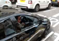 Man wordt boos op gas gevende Lamborghini
