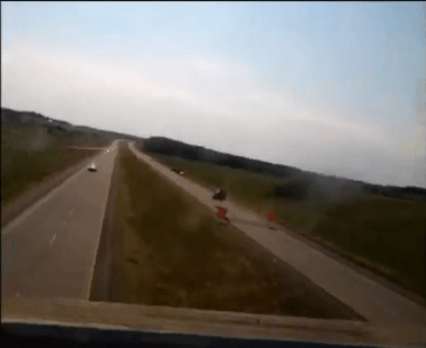 SUV maakt flinke sprong op snelweg