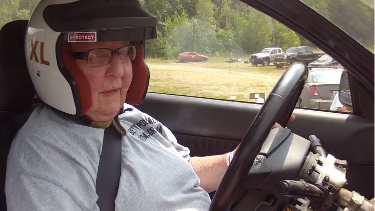 Oma van 91 rijdt Rallycross