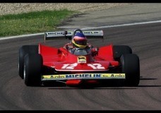 Jacques Villeneuve in de Ferrari 312 T4 van zijn vader Gilles