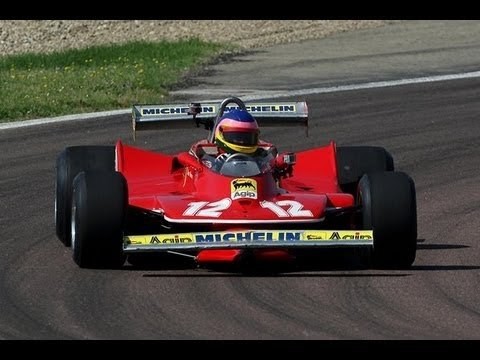 Jacques Villeneuve in de Ferrari 312 T4 van zijn vader Gilles