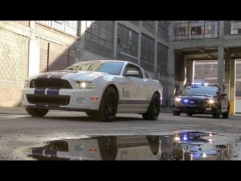 Shelby GT500 op de vlucht voor Charger politie auto