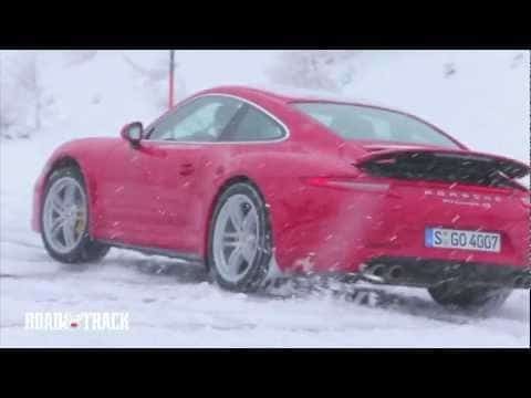 Porsche 911 Carrera 4S speelt met sneeuw