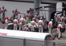 Lewis Hamilton stopt bij verkeerde pitbox