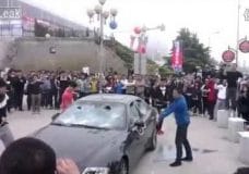 Man vernielt zijn Maserati Quattroporte uit Protest