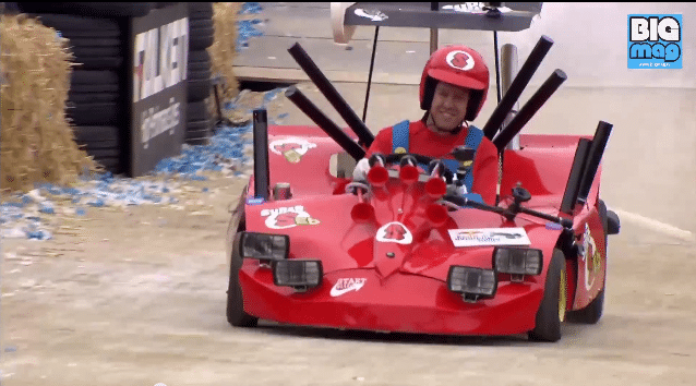 Sebastian Vettel rijdt als Super Mario in Zeepkistenrace