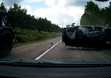 Russische vader redt gezin van rollende Lada