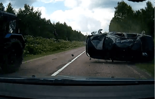 Russische vader redt gezin van rollende Lada