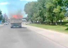 Chauffeur heeft niet in de gaten dat vrachtwagen in brand staat
