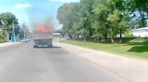 Chauffeur heeft niet in de gaten dat vrachtwagen in brand staat