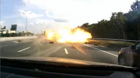 Vrachtwagen Vol Gasflessen Crasht en Explodeert