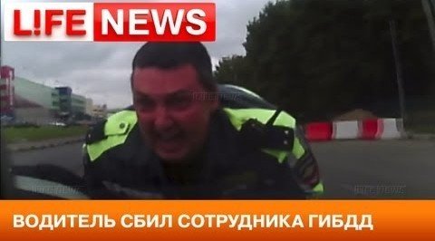 Russische Agent Meegesleurd op Motorkap