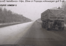 Vrachtwagen verliest trailer op snelweg