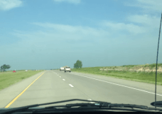Jeep Vliegt over Geparkeerde Trailer