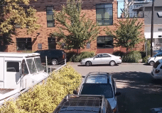 Vrouw kan niet parallel parkeren in gigantische parkeerplek