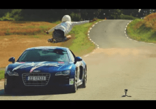 Noor springt over Audi R8 die 150 km/h rijdt