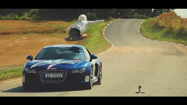 Noor springt over Audi R8 die 150 km/h rijdt