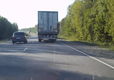 Dappere Lada bestuurder wil vrachtwagen inhalen