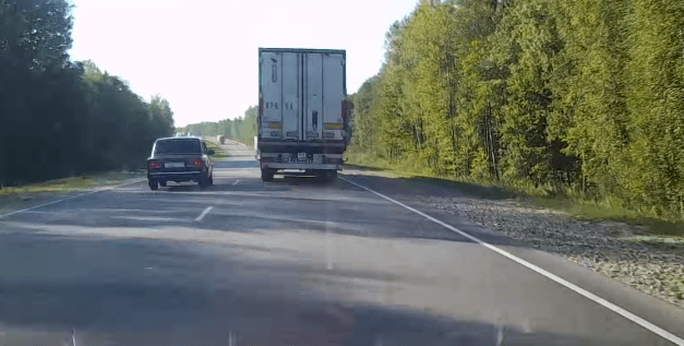 Dappere Lada bestuurder wil vrachtwagen inhalen