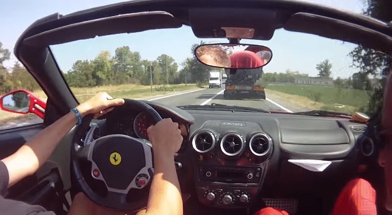 Dit is de ongemakkelijkste Ferrari testrit ooit!