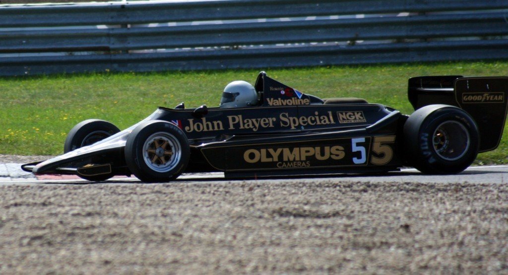 Klassieke F1 auto's schreeuwend over Zandvoort