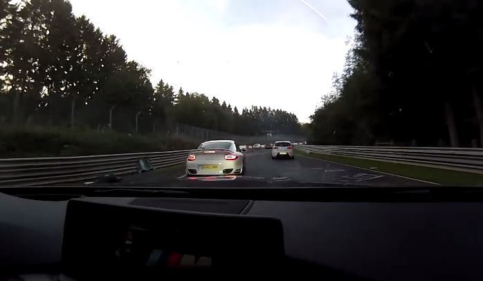 BMW M4 bestuurder knalt bijna op file op de Ring