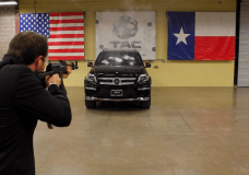 Schiet eens een AK-47 leeg op een gepantserde Mercedes-Benz