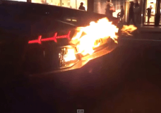 Lamborghini Aventador zet zichzelf in brand!