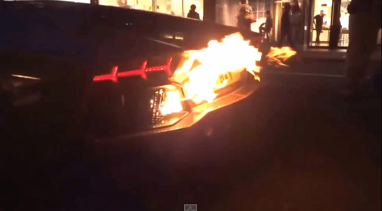 Lamborghini Aventador zet zichzelf in brand!