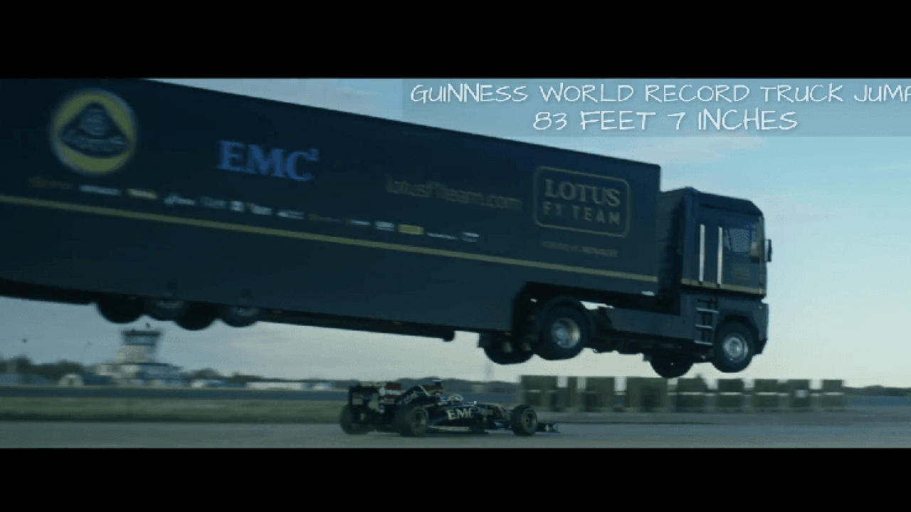 VIDEO: Vrachtwagen springt over Lotus F1 auto