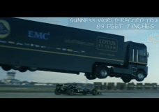 Vrachtwagen springt over Lotus F1-auto