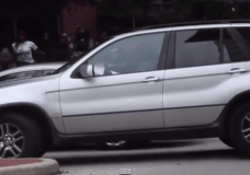 BMW X5-bestuurster rijdt weg met wielklem