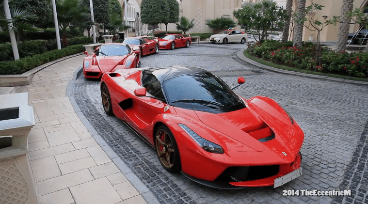 Vier generaties van Ferrari Hypercars gespot in Dubai