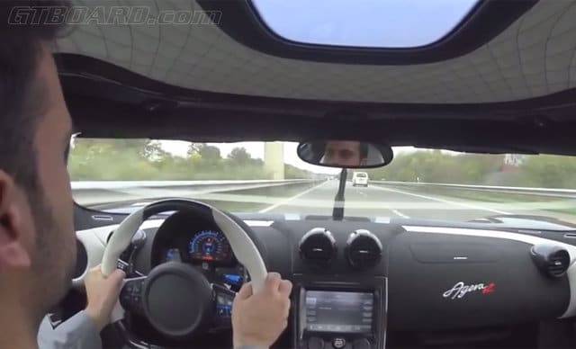 Koenigsegg Agera R knalt met 350 km/h over Autobahn