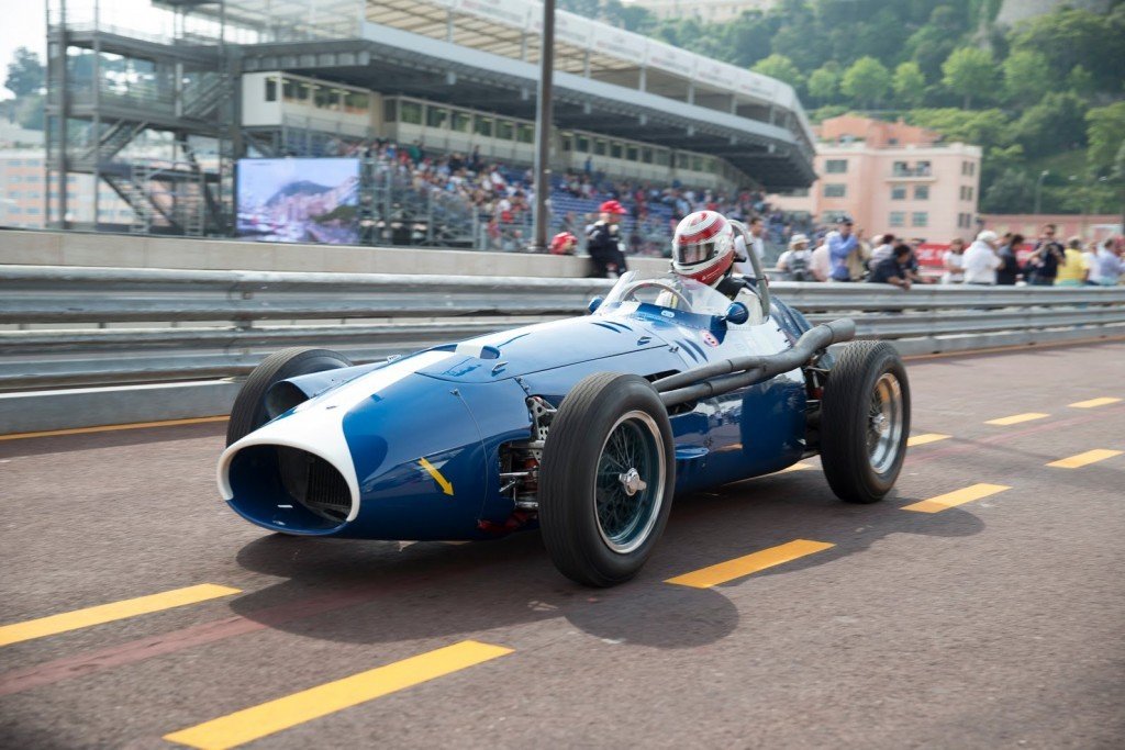 Het is hard werken in een Maserati 250F op Monaco