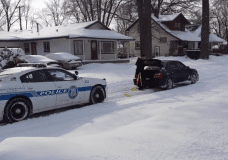 Subaru WRX trekt een politieauto uit de sneeuw