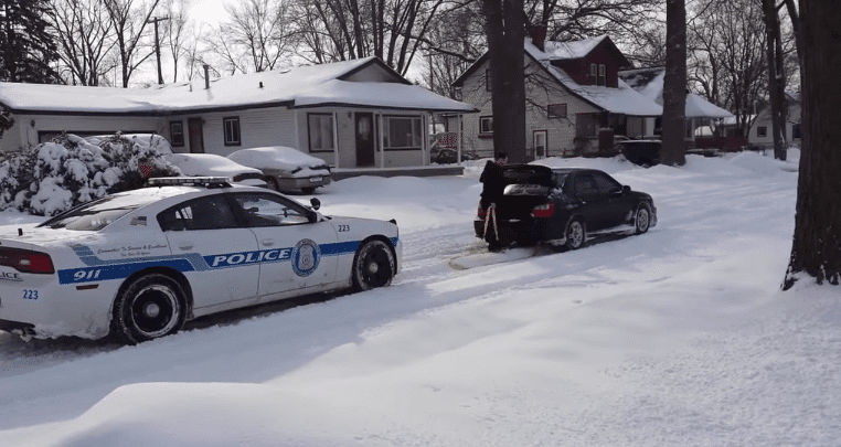 Subaru WRX trekt een politieauto uit de sneeuw
