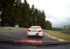 BMW E36 M3 gaat het gevecht aan met M5 Ringtaxi