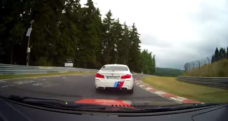 BMW E36 M3 gaat het gevecht aan met M5 Ringtaxi