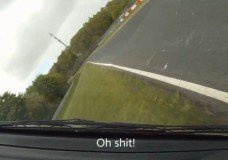 Clio RS rolt bijna om na inhaalactie op Porsche