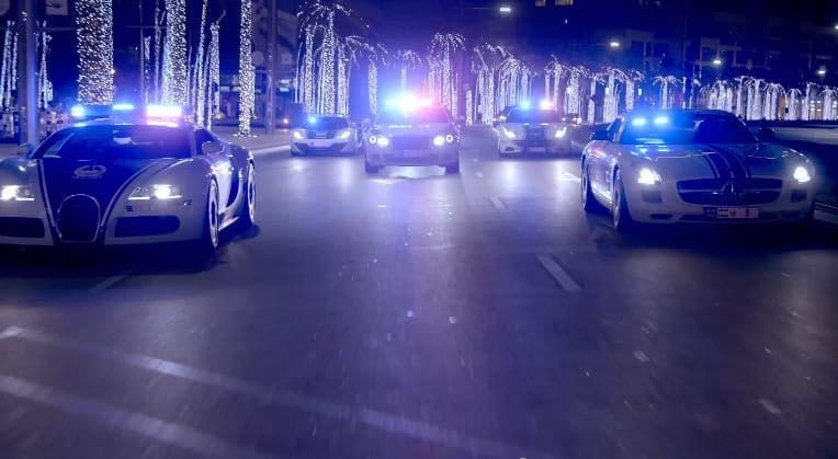 Dubai Police laat machtsvertoon zien in hele vette video