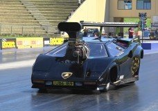 Lamborghini-achtige dragster doet 7.2 sec op de kwart mijl