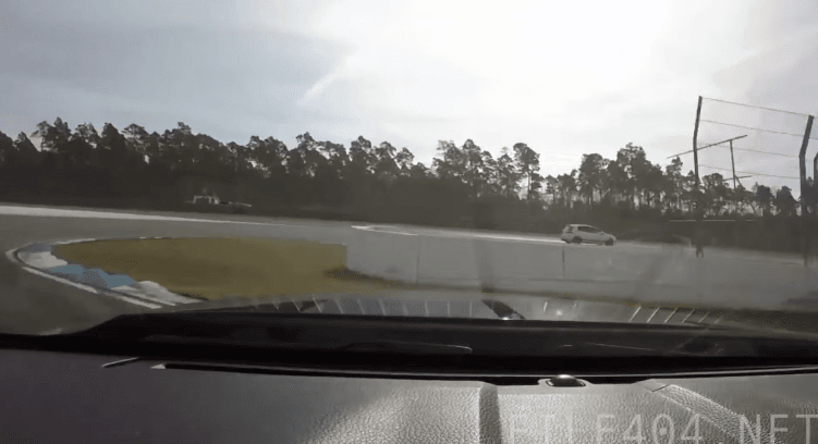 Man redt zijn GT500 van een zware crash