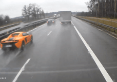McLaren 650S bestuurder duwt hem plat in de regen