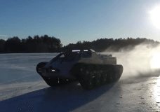 Ripsaw EV2 Tank drift over bevroren meer
