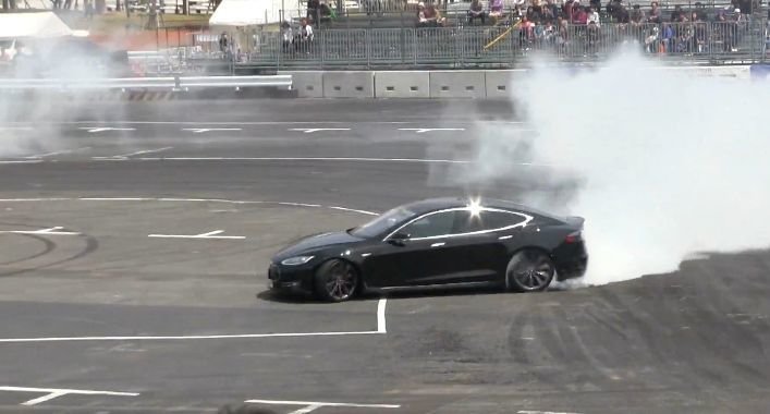Een Tesla Model S zien driften is best raar
